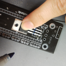 Fig. 6: Alignement du régulateur sur le PCB et marquage de l'axe des pastilles