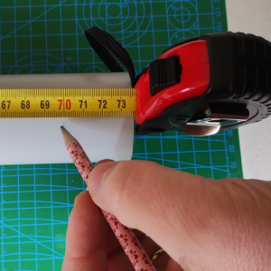Fig. 1: Utilisation d'un mètre à ruban pour marquer la longueur du fuselage