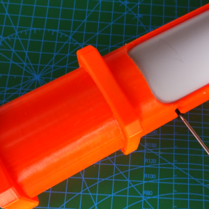 Fig. 4: Mise en place des 3 vis M2.5x10 pour bloquer le gabarit